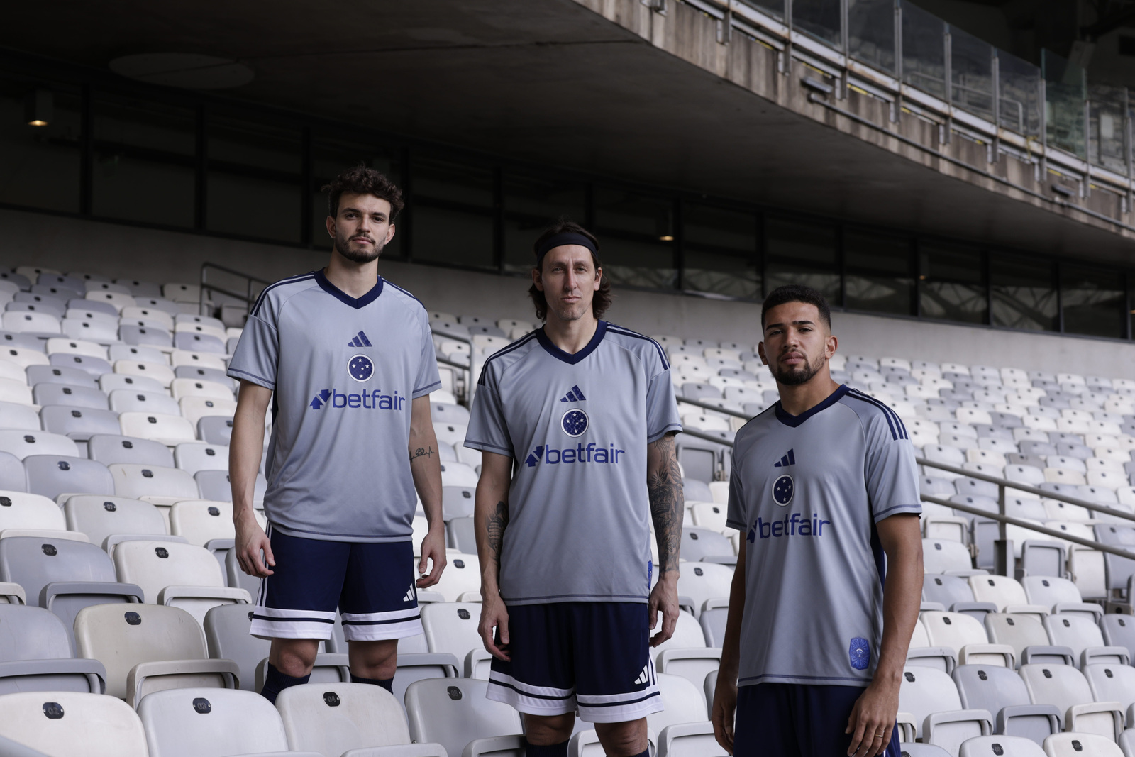 Cruzeiro lança nova camisa de goleiros; veja fotos