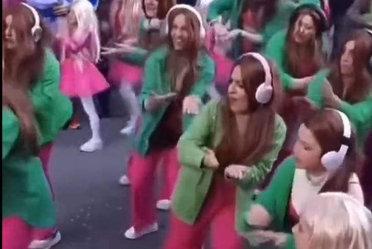 Mulheres vestidas de Shakira pulam Carnaval na região que Piqué nasceu