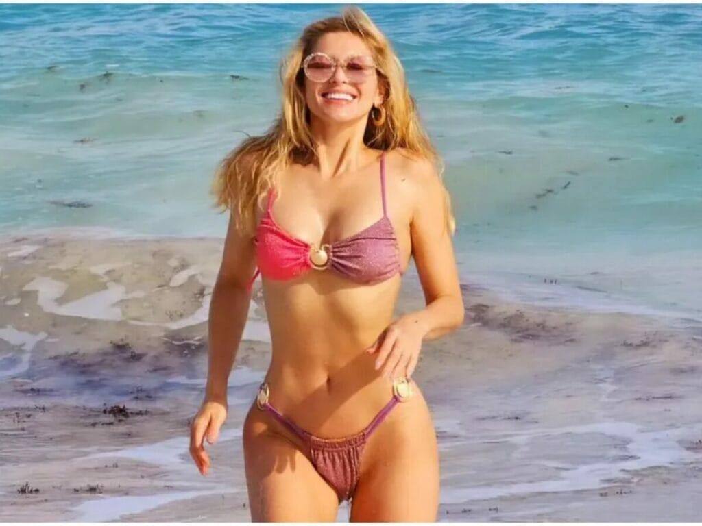 En bikini, Lívia Andrade disfruta de la playa en México y fans comentan: “Parece una Barbie”