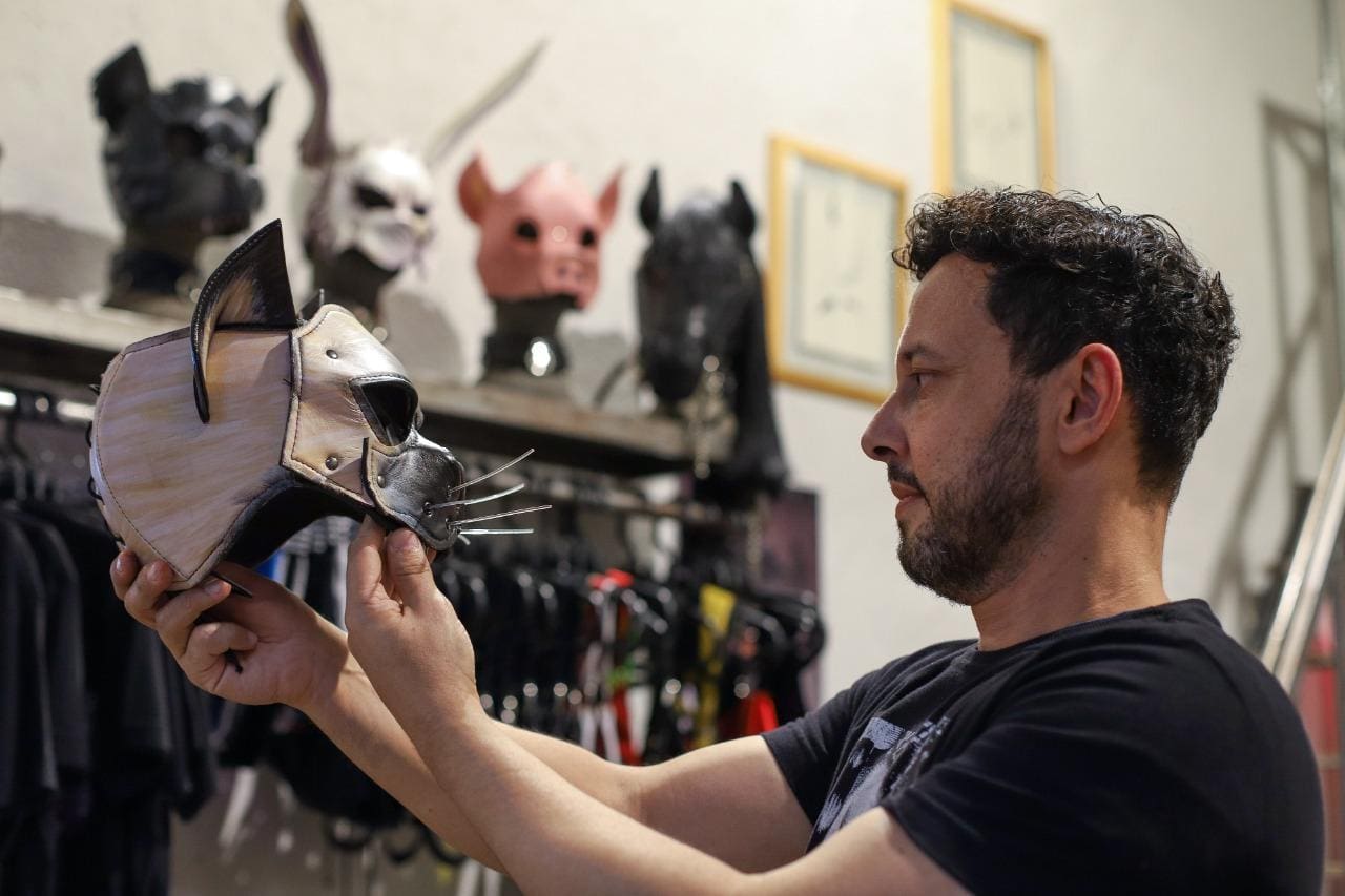 Pet play: fetiche ganha mais adeptos, estimulando venda de máscaras  animalescas | O TEMPO