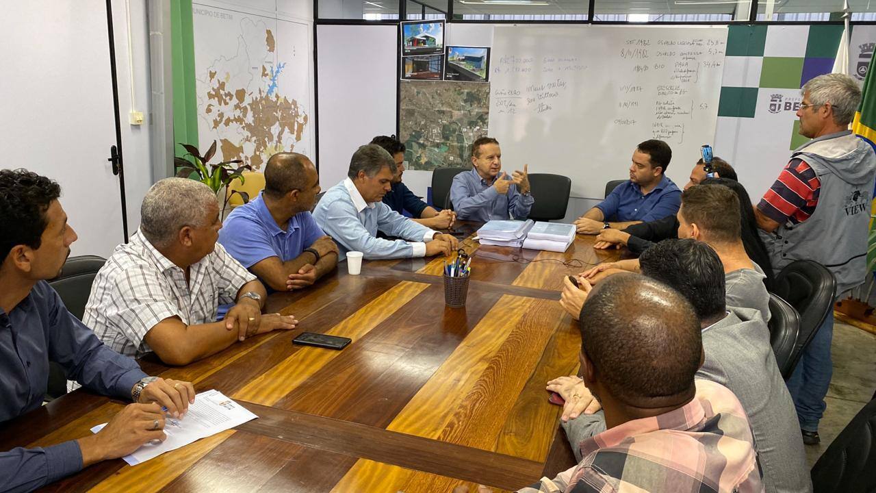 Vereadores entregam o relatório final da CPI da Andrade Gutierrez ao prefeito de Betim, Vittorio Medioli