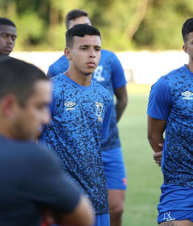 Após deixar o Cruzeiro, Vinícius Popó teve curta passagem pelo Azuriz-PR e volta a Minas Gerais