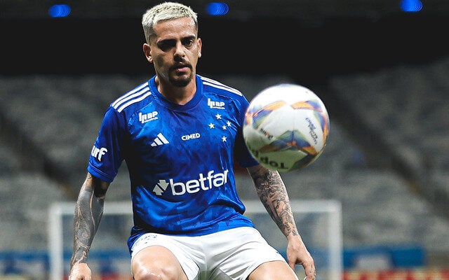 Fagner sofre fratura na perna direita e vira desfalque para o Cruzeiro na temporada