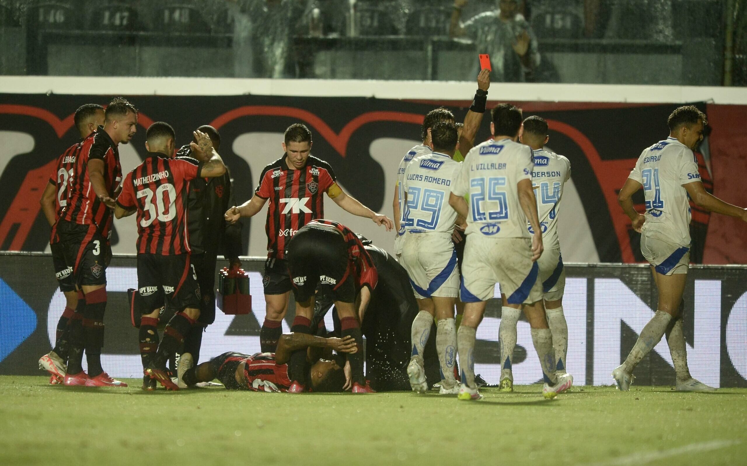 Eduardo, meia do Cruzeiro, é punido com quatro jogos de suspensão por expulsão contra o Vitória