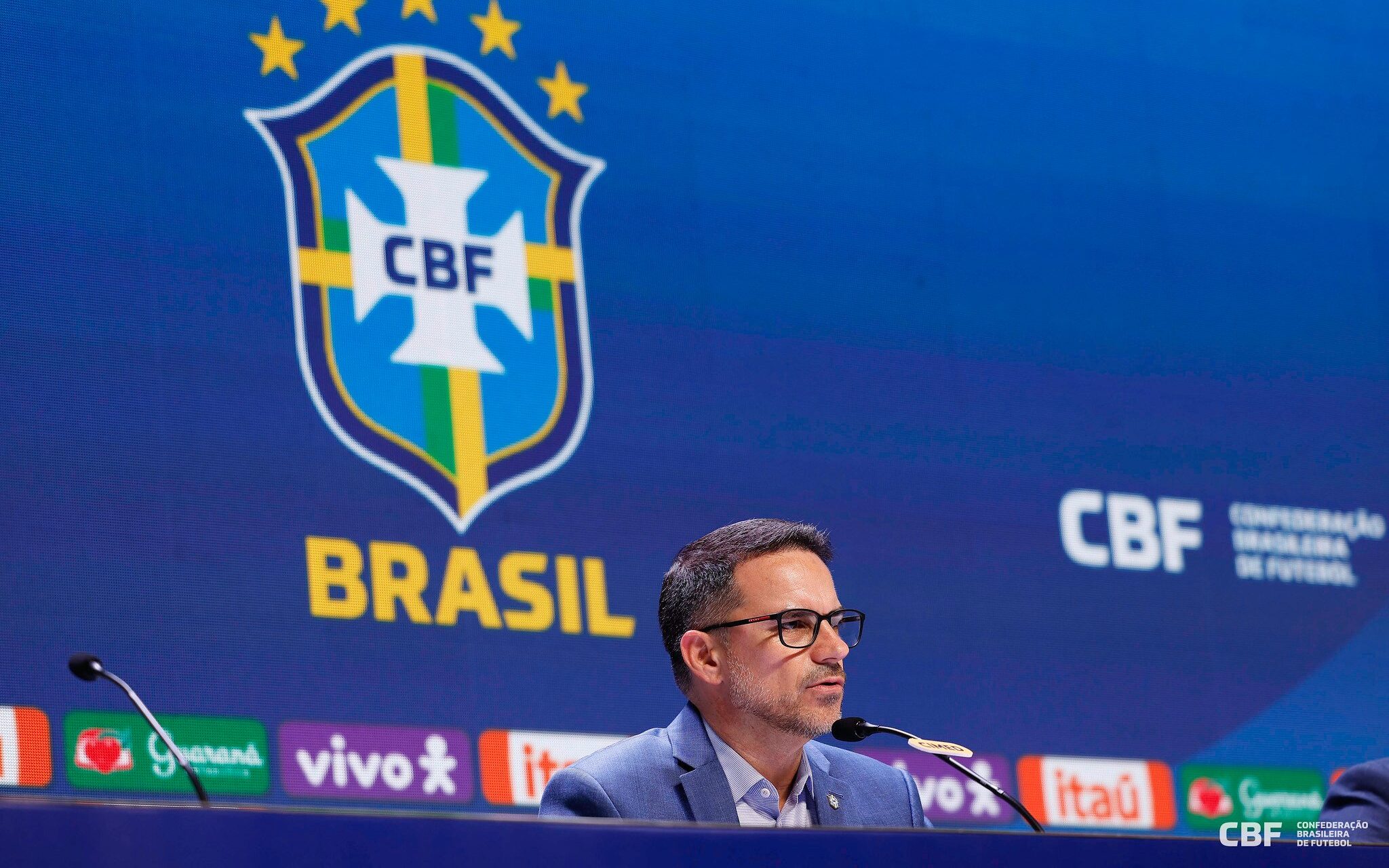 Diretor da seleção brasileira brinca com jornalista sobre torcida pelo Atlético em transmissão