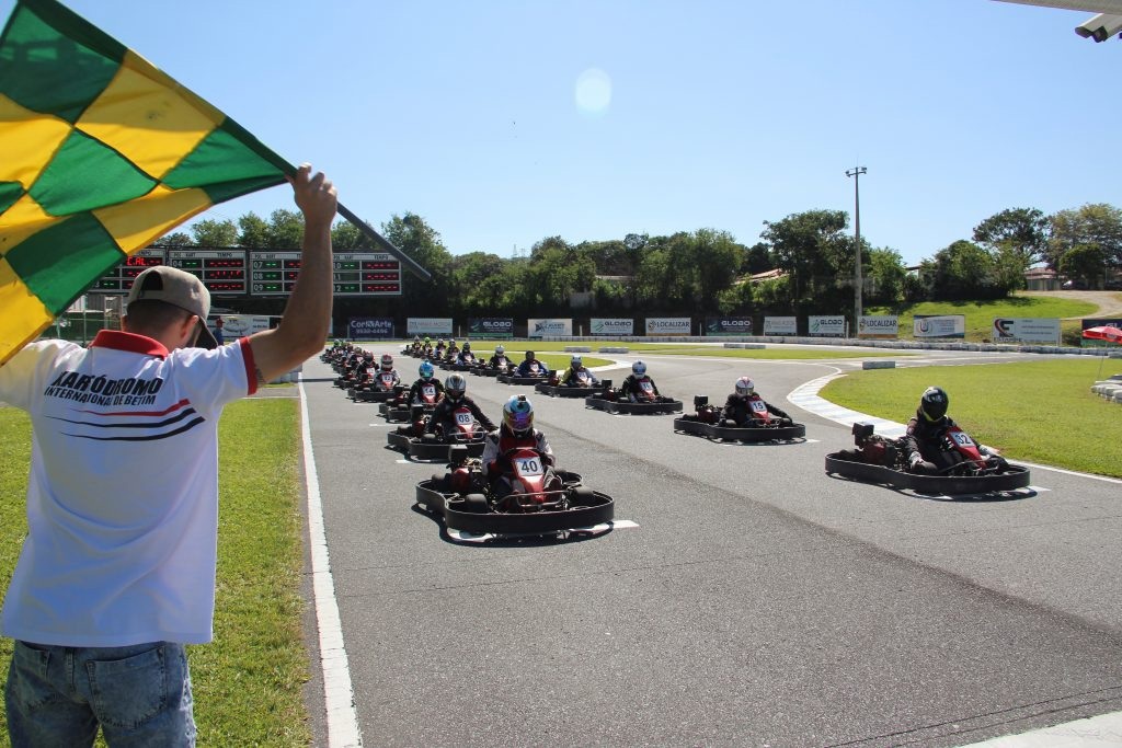 O kartódromo internacional de Betim, conta com lanchonete e área gourmet, restaurante e playground para as crianças