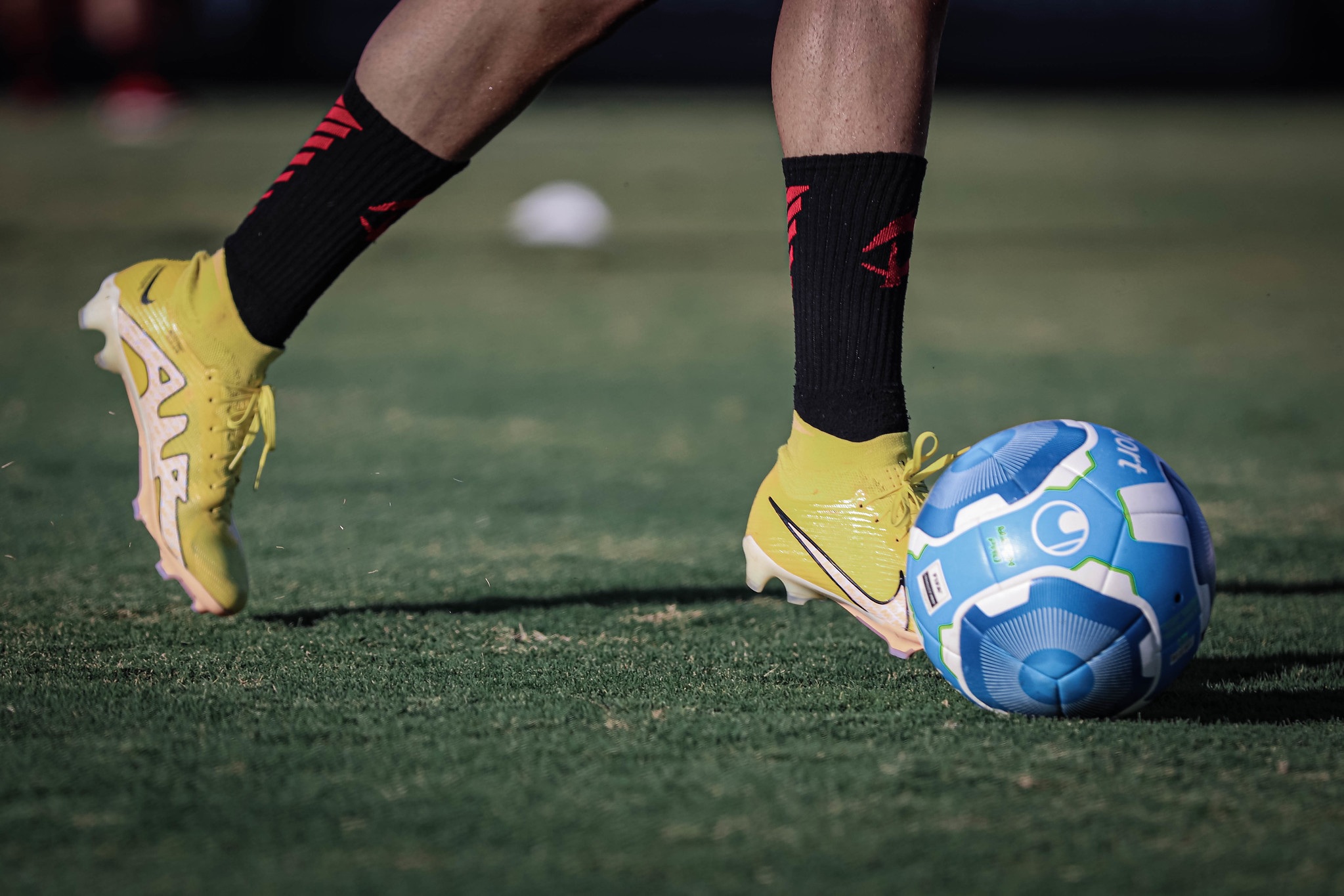 Jogo é paralisado por 48 minutos para decisão de pênalti envolvendo ex-Cruzeiro