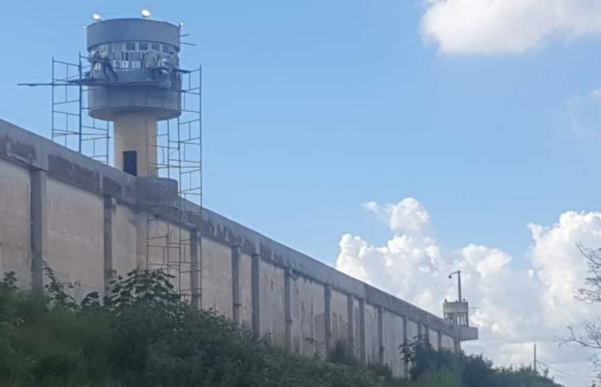 Andaimes perto de muro da penitenciária Nelson Hungria causam temor de fuga em massa na população de Contagem