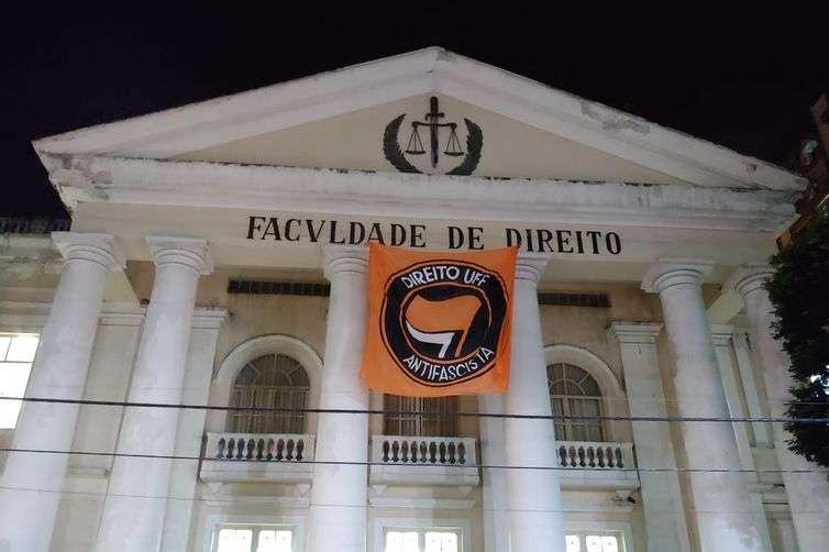 Bandeira antifascismo foi retirada da UFF
