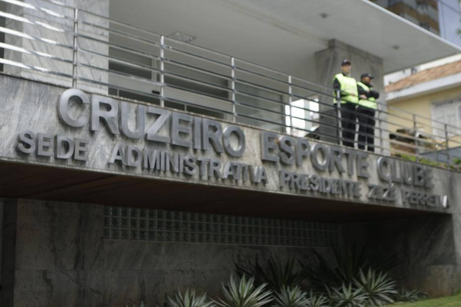 Cruzeiro: empresários amigos do clube vão pedir saída coletiva da diretoria