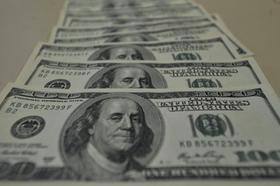 Dólar sobe 0,72% no dia com ajustes e cautela fiscal, mas cai 1,05% na semana
