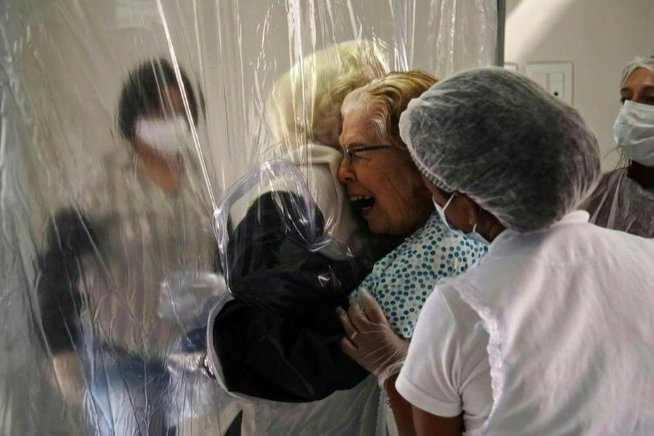 Cortina de abraços em asilo de São Paulo garante reencontros emocionantes