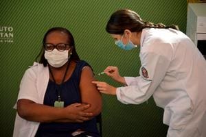 Brasil completa um ano de vacinação contra Covid com déjà-vu de 2021