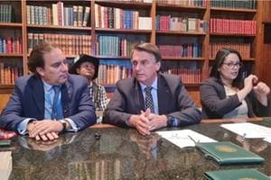 Facebook e Instagram derrubam live de Bolsonaro contra vacina