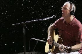 Eric Clapton, que é antivacina, cancela shows após contrair Covid-19