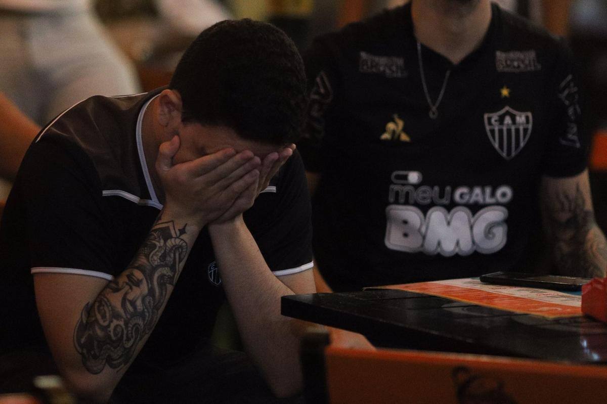 Vitória do Flamengo frustra torcida do Atlético, que preparava festa do título