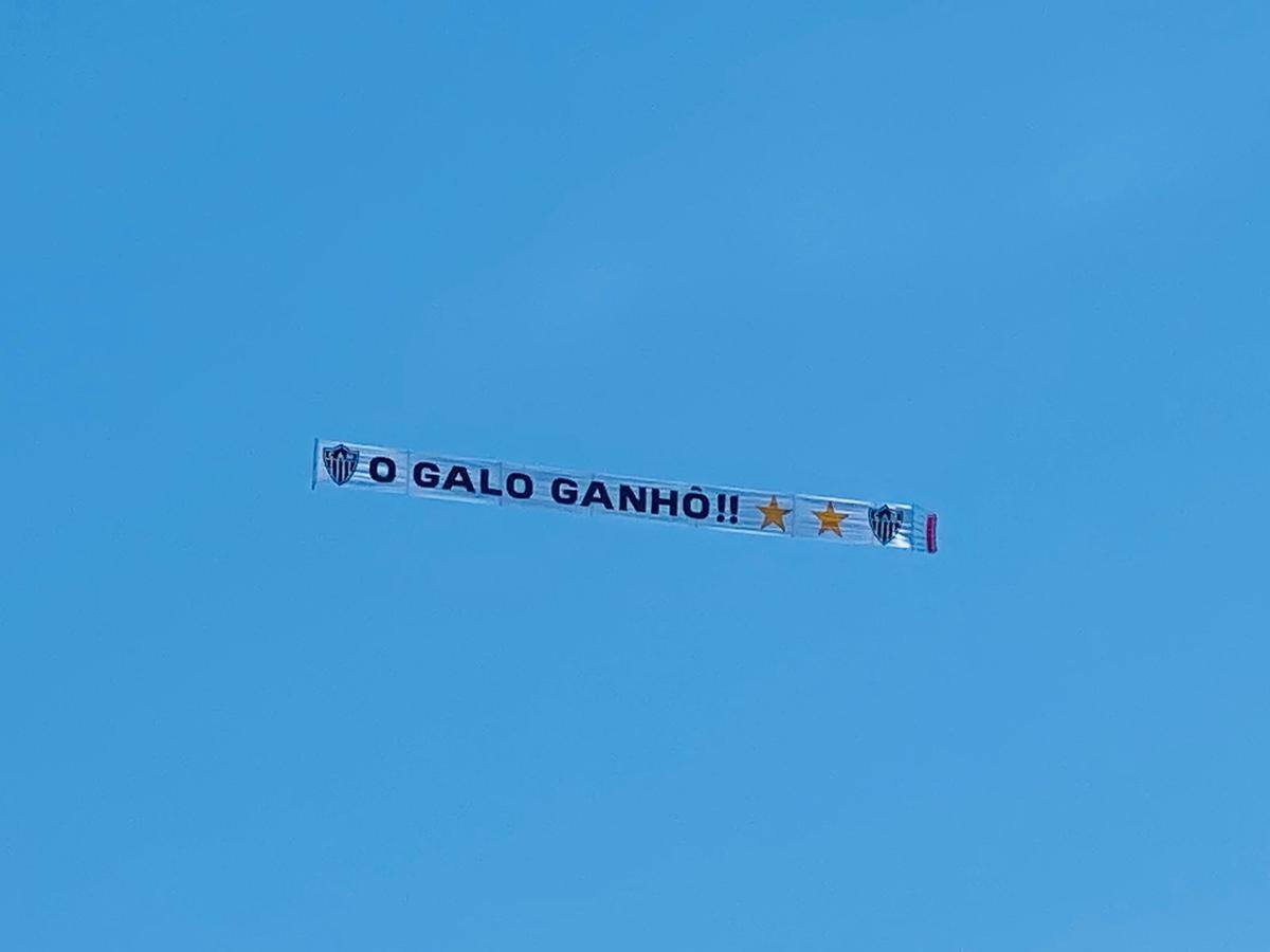 Galo: avião sobrevoa praias do Rio em comemoração ao bicampeonato. Veja