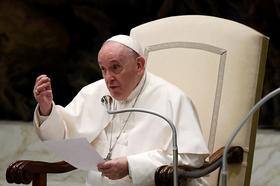 Papa revela que inflamação no joelho o impede de caminhar entre fiéis