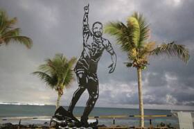 Italo Ferreira ganha estátua em Baía Formosa, terra natal do surfista
