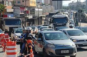 Obra para tapar cratera na avenida Cristiano Machado deixa trânsito lento em BH