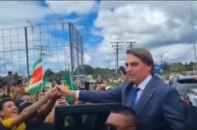 Sem máscara, Bolsonaro causa aglomeração ao cumprimentar apoiadores no Suriname