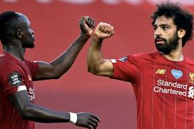 Companheiros Salah e Mané se enfrentarão pelas Eliminatórias e só um vai à Copa