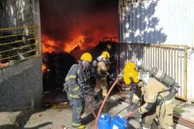 Fábrica de tecidos pega fogo em Ribeirão das Neves; veja vídeos