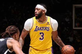 Anthony Davis volta de lesão e Lakers derrotam Nets com show de LeBron James