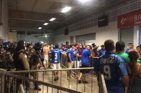 Cruzeiro: torcedores ainda permanecem nos bares no início do 2º tempo