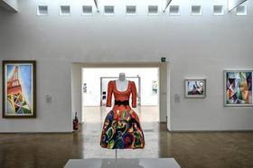 Criações de Yves Saint Laurent entram nas coleções de seis museus de Paris