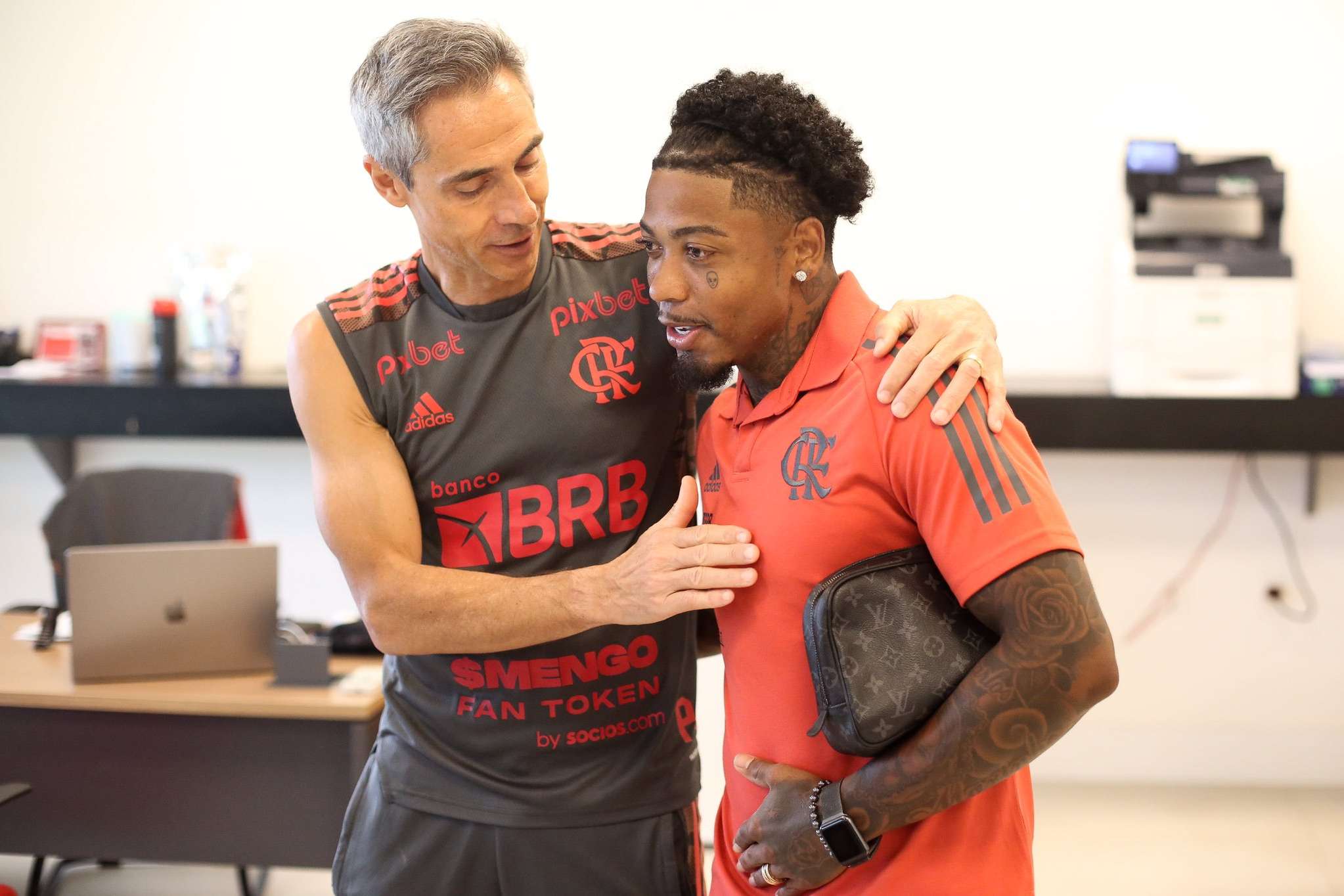Flamengo oficializa a contratação de Marinho, sexto ex-Santos no grupo