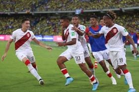 Peru suporta pressão da Colômbia, marca no fim e assume 4° lugar