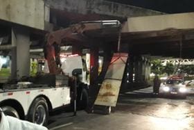 Caminhão bate em viga de trincheira da avenida Pedro II, no Complexo da Lagoinha