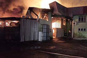 Incêndio atinge fábrica de colchões localizada em Sabará, na RMBH