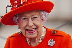 Após problemas de saúde, rainha Elizabeth II comparece a evento em Windsor