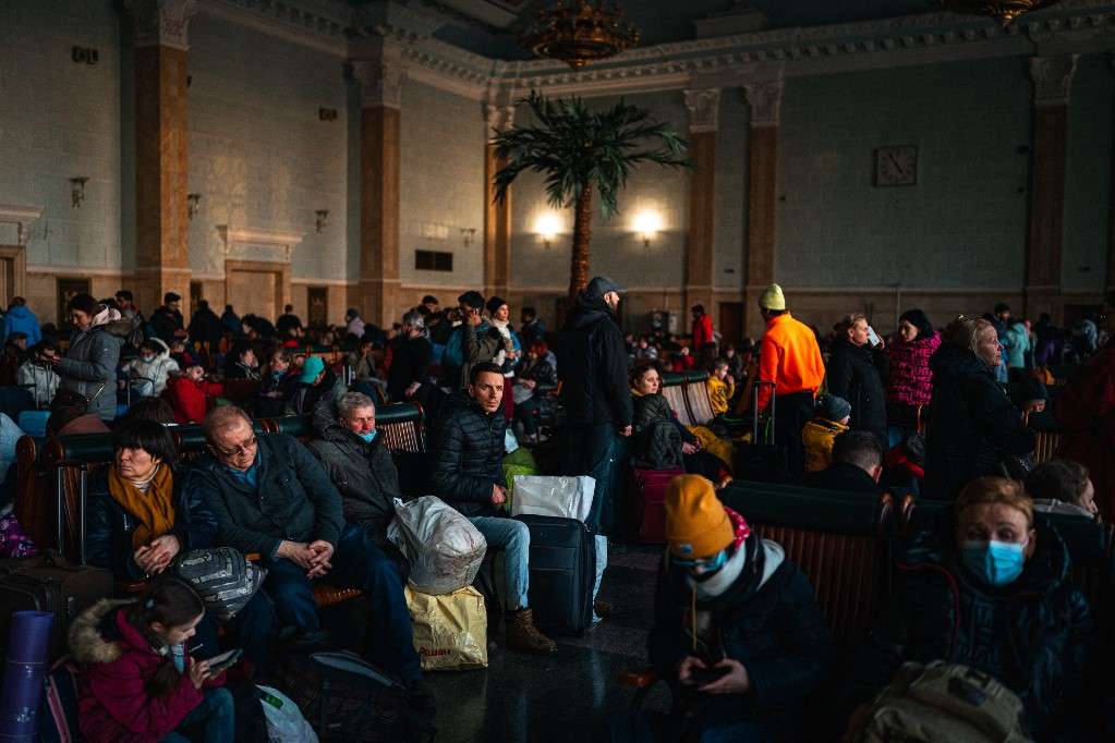 Pessoas esperam para embarcar em um trem de evacuação na estação central de trem de Kiev