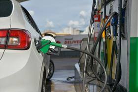 Metade dos brasileiros quer reduzir ou parar de comprar combustível
