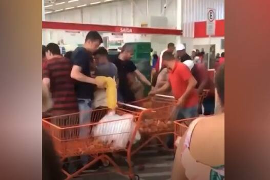 Vídeo: promoção de cebola a R$ 0,99 faz clientes se amontoarem em supermercado