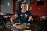 Dono de restaurante de BH cria prato em homenagem à mãe; veja o vídeo