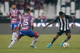Botafogo faz dois gols no final, bate Fortaleza e entra no G-4