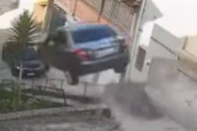 VÍDEO: Carro 'voa' por cima de escadaria em BH e deixa dois feridos