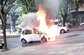 Vídeo: táxi lotação pega fogo na avenida Afonso Pena, em BH