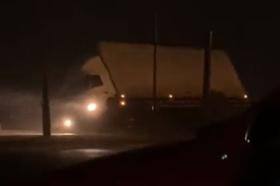 Vento a mais de 150 km/h tomba caminhão na Serra de Santa Catarina; veja vídeo 