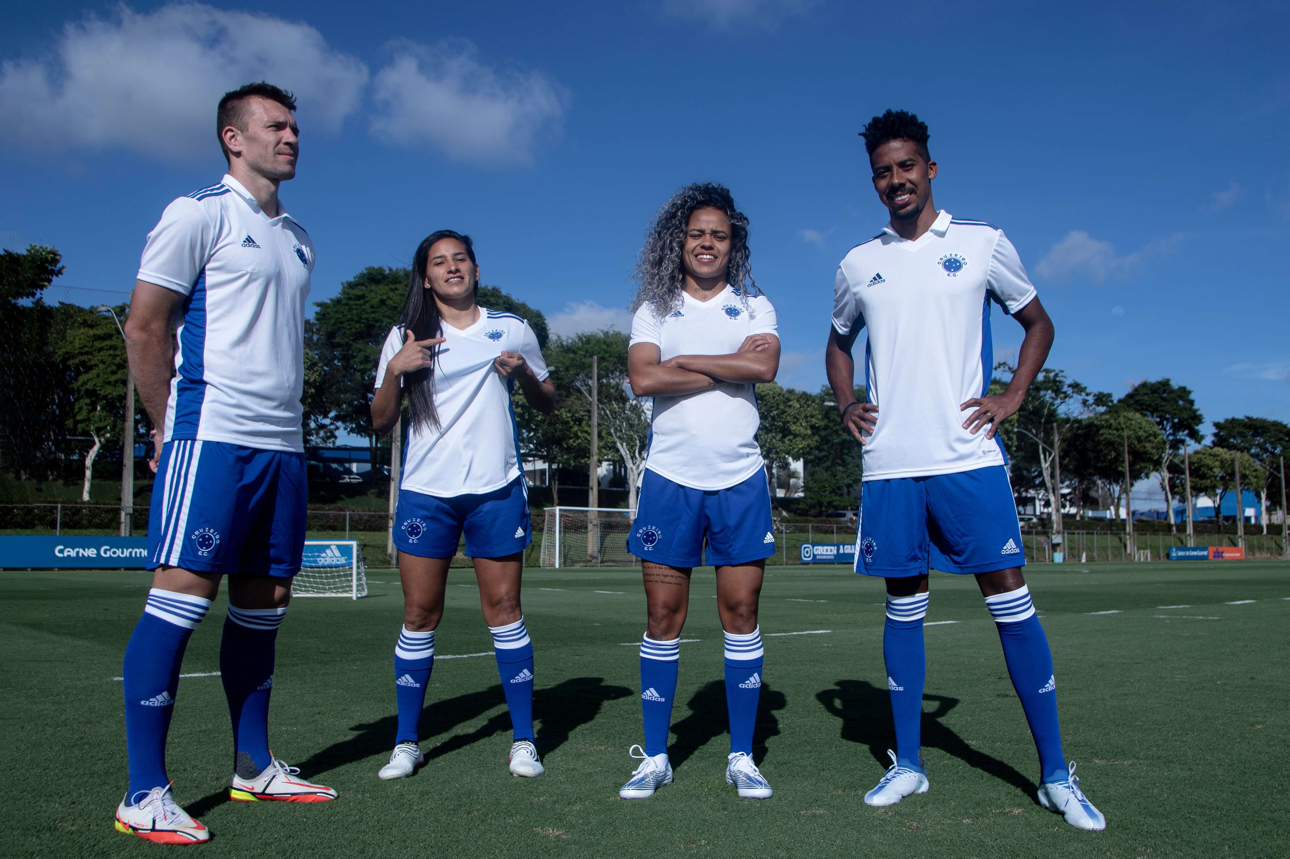 Cruzeiro lança novo modelo da camisa branca e torcida aprova: 'Absurdo de linda'