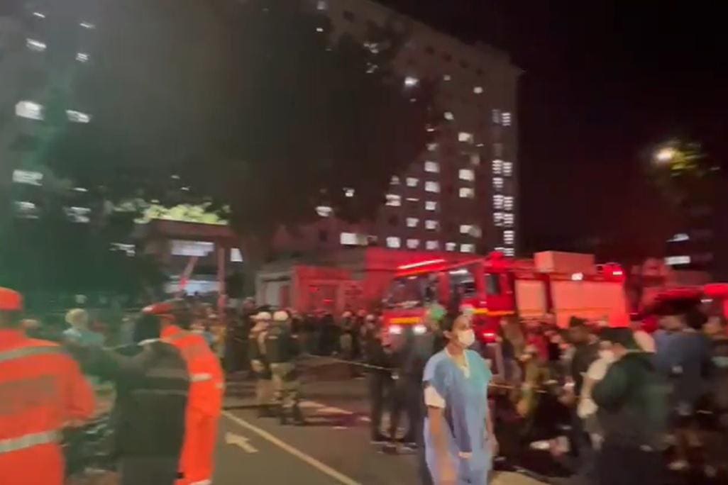 Centenas de pacientes e médicos foram evacuados do prédio