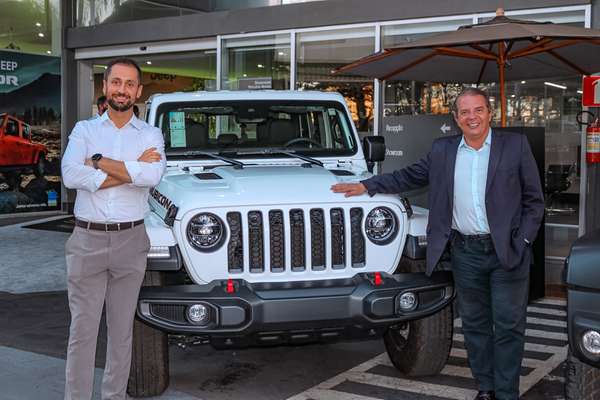 Strada Jeep recebe clientes para mostrar o novo Gladiator