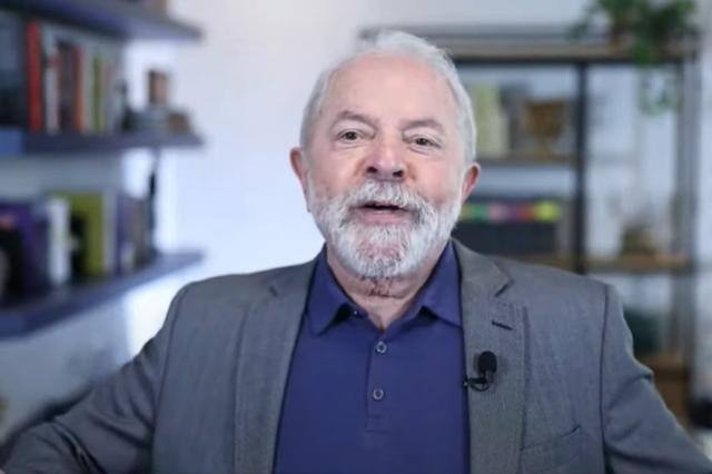 Lula diz que não é candidato de 'facção religiosa', mas, sim, do povo brasileiro