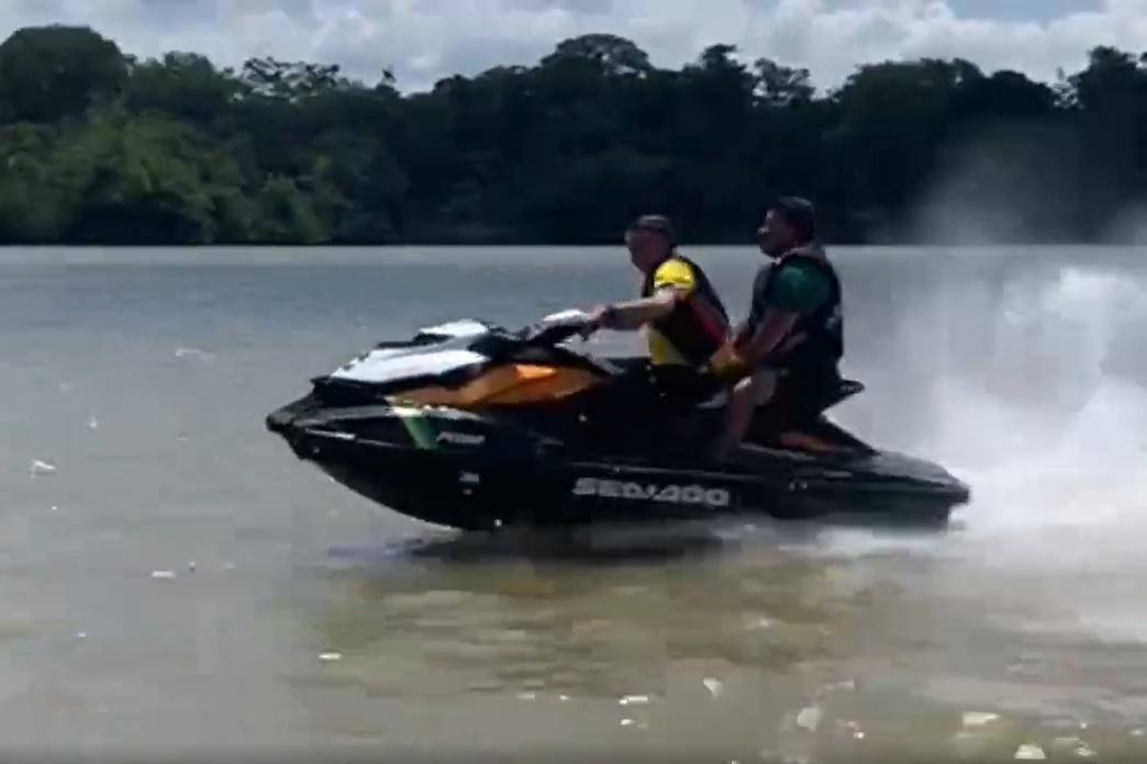 Bolsonaro anda de jet ski após romaria fluvial do Círio de Nazaré | O TEMPO