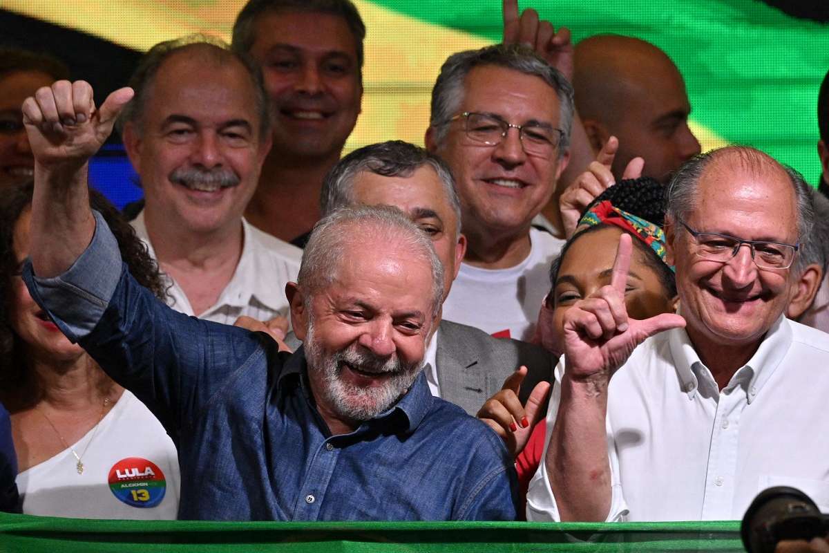 Lula vence e tem missão de unir país dividido nas urnas