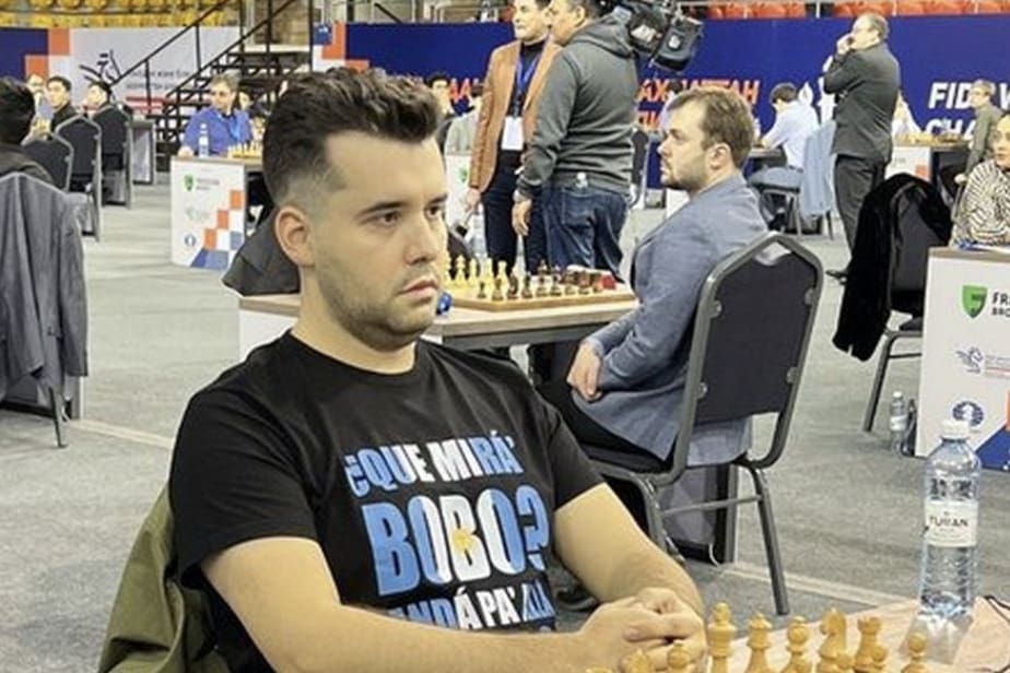 Russo quebra código de vestimenta em torneio de xadrez com camisa de Messi